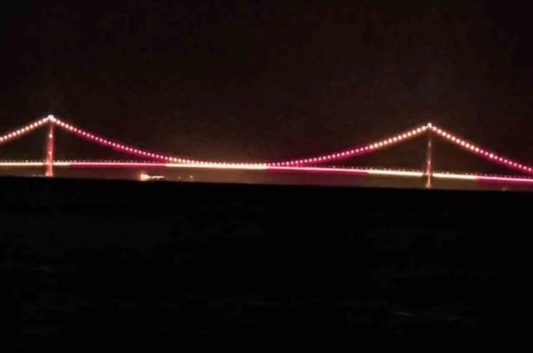 Çanakkale Köprüsü sarı kırmızılı renklerle aydınlatıldı