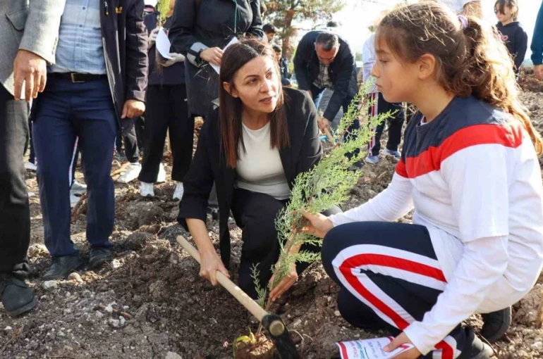 Çanakkale ve Gazze şehitleri için fidanlar toprakla buluştu 