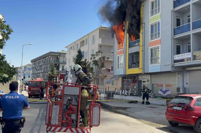 Çanakkale’de 4 katlı binada can pazarı: Alev ve dumanlar arasında kalan kadın sağ salim kurtarıldı
