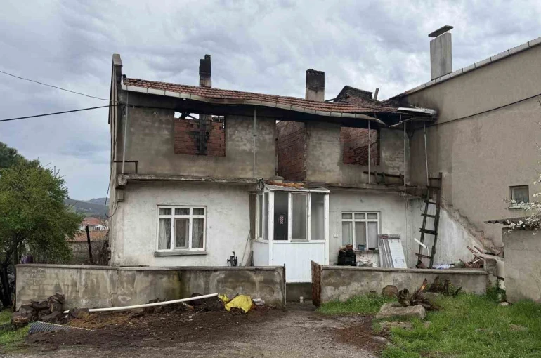 Çanakkale’de baca yangını çatıyı küle çevirdi 