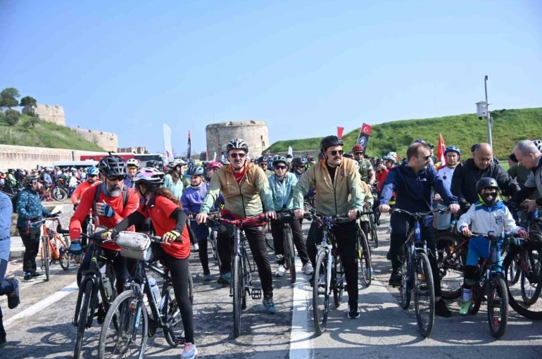 Çanakkale’de bin 50 bisikletli şehitlere saygı için pedal çevirdi 