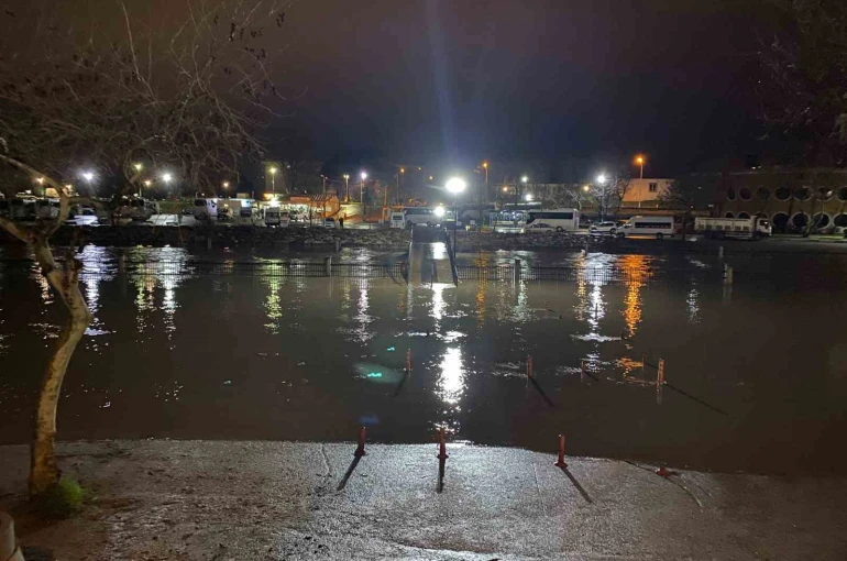 Çanakkale’de çay taştı: Otopark sular altında kaldı 