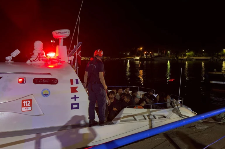 Çanakkale’de göçmen kaçakçılığı operasyonu: 2 göçmen kaçakçısı ve 36 kaçak göçmen yakalandı 
