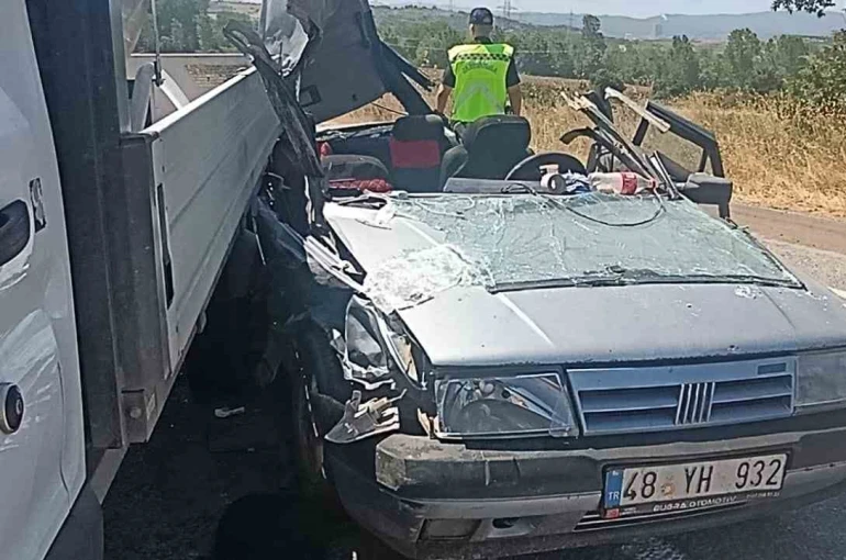 Çanakkale’de kamyonete arkadan çarpan otomobilde ağır yaralanan çocuk hayatını kaybetti