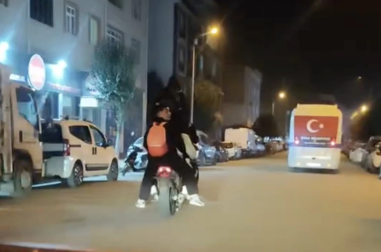 Çanakkale’de motosiklete binen 5 genç adeta ölümle dans etti 