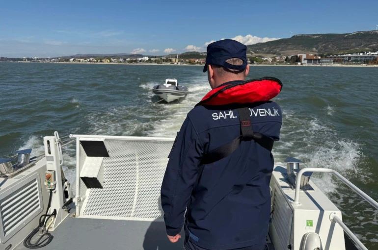 Çanakkale’de sürüklenen bottaki 3 kişi kurtarıldı 
