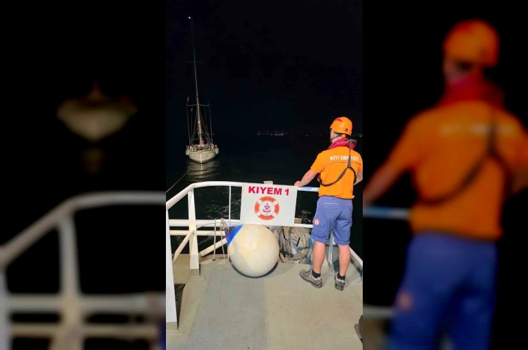 Çanakkale’de sürüklenen teknedeki 2 kişi kurtarıldı 