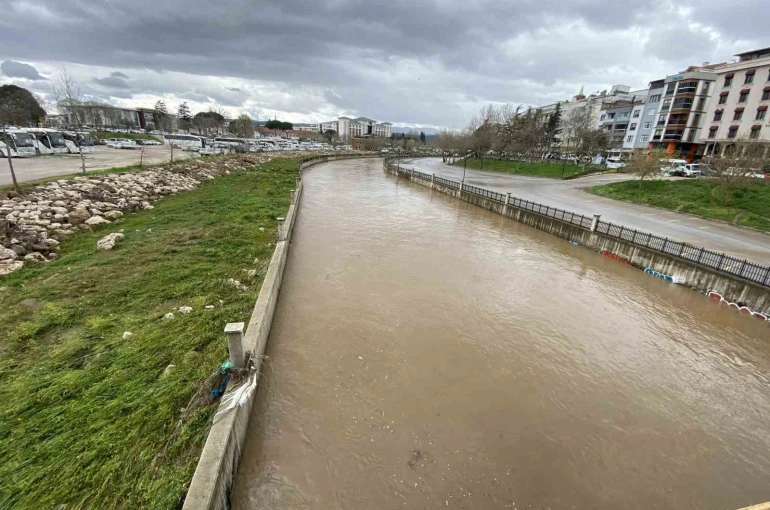 Çanakkale’de taşan Kocabaş Çayı normale döndü 