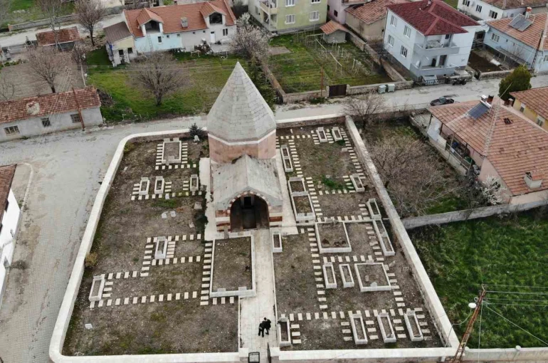 Çandır’daki 5 asırlık türbe tarihe ışık tutuyor 