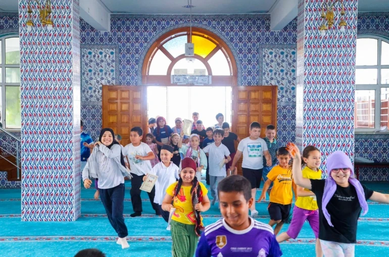 Canik Belediyesi’nden gençlere dondurma ikramı