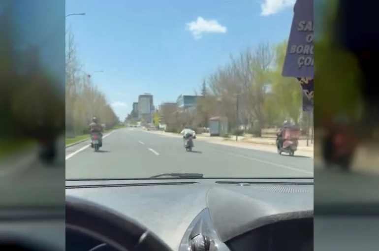 Canını hiçe sayıp motosikleti üzerine uzanarak sürdü 