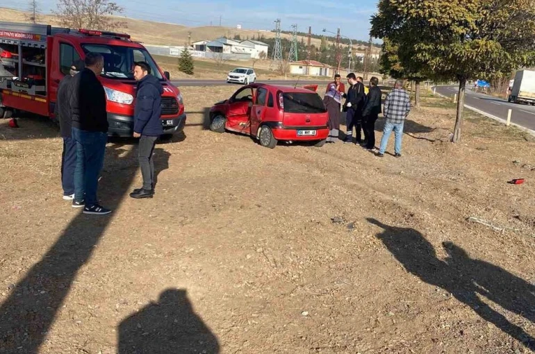 Çankırı’da hafif ticari araç ile otomobil çarpıştı: 1 ölü, 4 yaralı 