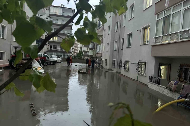 Çankırı’da yollar göle döndü, ev ve iş yerlerini su bastı 