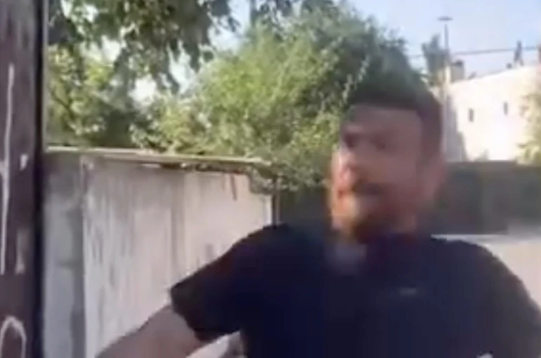 Canlı yayın sırasında saldırıya uğradı 