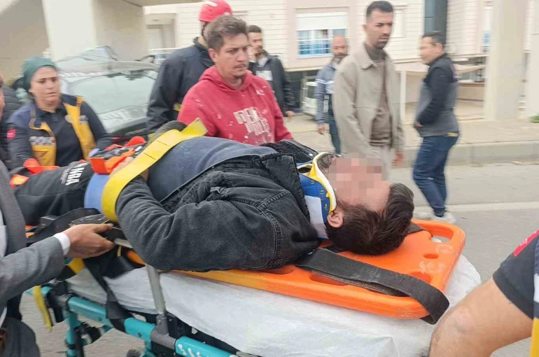 Çarpışan iki araçtan biri üst geçidin ayaklarına çarptı: 1 ağır yaralı 