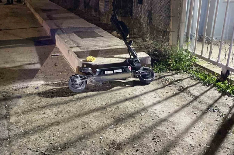 Çarpışmanın etkisiyle başını kaldırıma vurdu, ağır yaralandı 