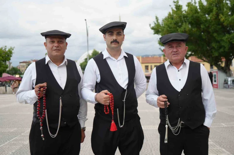 Çarşamba Beyleri, geleneksel kıyafetleriyle geçmişi geleceğe taşıyor