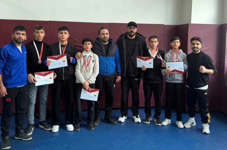 Çataklı öğrenciler Muay Thai İl Şampiyonası’nda derece elde etti