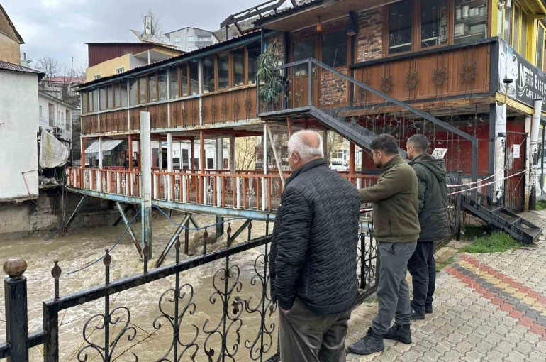 Çatak’ta aşırı yağış nedeniyle köprü ve üstündeki kafe tedbiren kapatıldı 