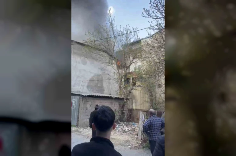 Çatı katında korkutan yangın… Mahalleli sokağa döküldü, çatı küle döndü 