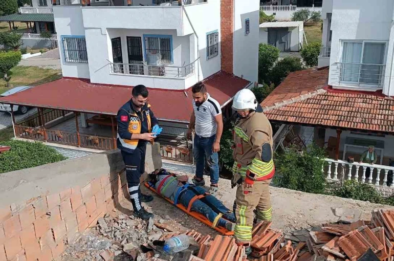 Çatı tadilatında üzerine su deposu devrilen işçi yaralandı 