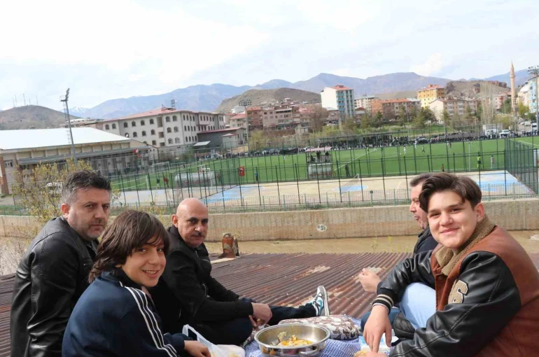 Çatıda kaygana yiyerek maç izlediler 