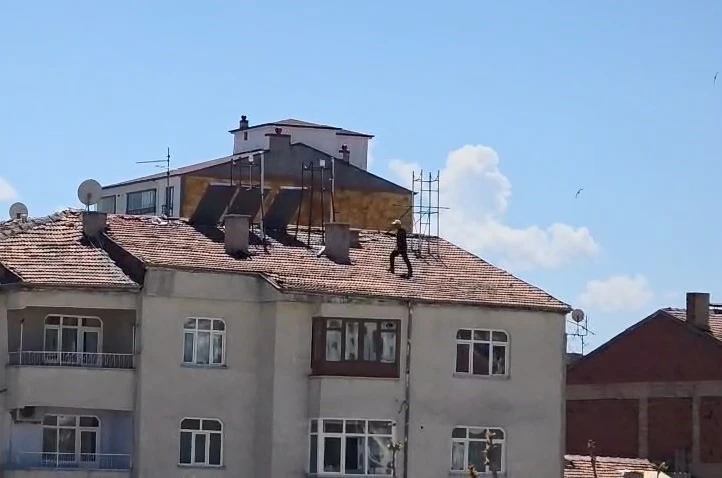 Çatıda tehlikeli çalışma, kameraya yansıdı 