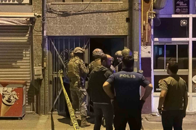 Çatıdan çatıya dolaştı, polisi saatlerce uğraştırdı