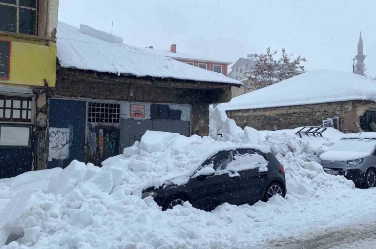Çatıdan düşen kar kütlesi araca zarar verdi 