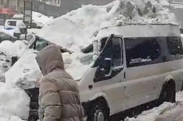 Çatıdan düşen kar kütlesi aracı kullanılmaz hale getirdi