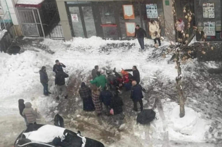 Çatıdan düşen kar kütlesinin altında kalan kadın hayatını kaybetti 