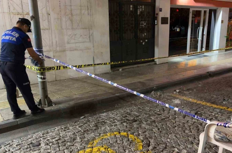 Çatıdan kopan beton parçaları korkuttu 