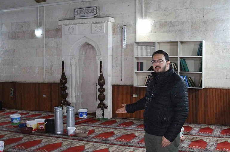 Çatısı akan 201 yıllık camide kovalı önlem 