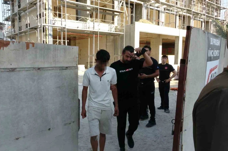 Çatıya çıkan işçi para hesabına yatınca aşağıya indi