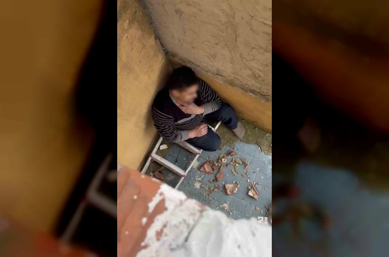Çatıya saklanan firari, polisi izlerken yakalandı 