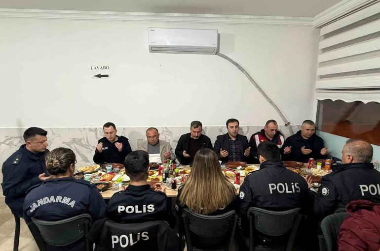 Çavdarhisar Kaymakamı Murat Ak, emniyet ve jandarma personeliyle iftarda buluştu 