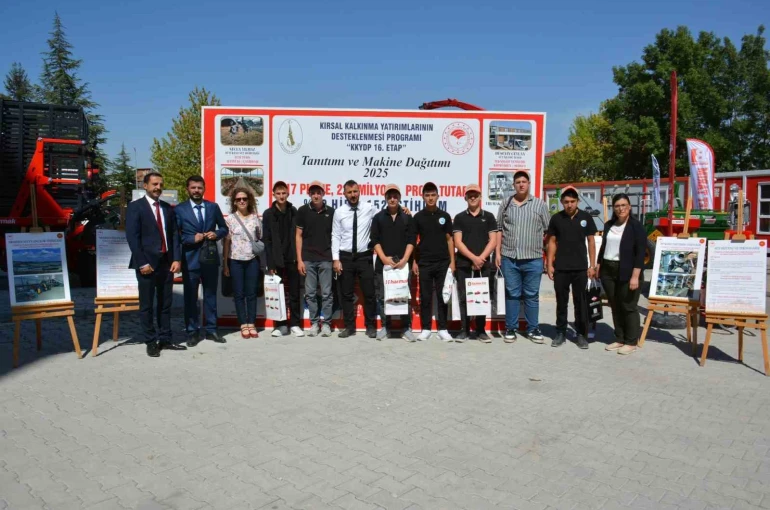 Çavdarhisar’da lise öğrencilerine tarım makineleri tanıtıldı 