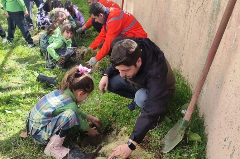 Çavdarhisar’da minikler okul bahçesine fidan dikti 