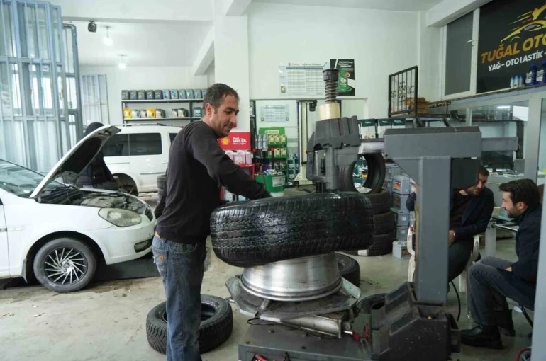 Çavuştepe’ye kar yağdı, sürücüler lastikçilere akın etti 