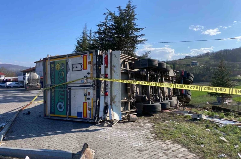 Çay yüklü tır devrildi: 1 yaralı 