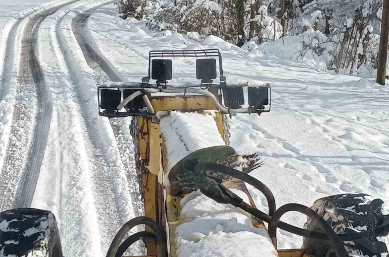 Çaycuma’da karla mücadele çalışmaları sürüyor 