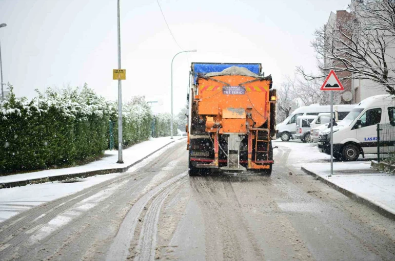 Çayırova’da karla mücadele sürüyor 