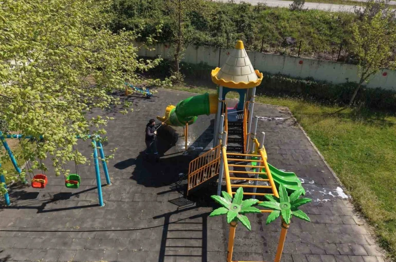 Çayırova’da parkların oyun grupları yıkanıyor 