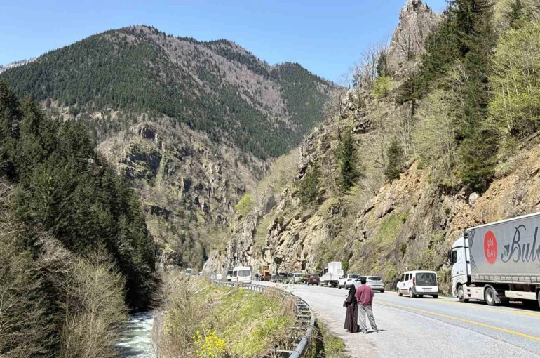 Çaykara-Uzungöl karayolunda kaya düşmesi nedeniyle ulaşım kontrollü sağlanıyor