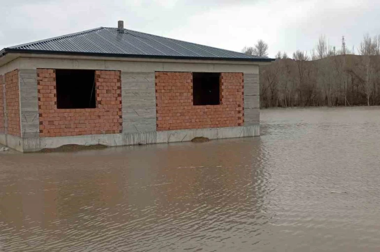 Çekerek ırmağı taştı; yollar ve tarlalar sular altında kaldı