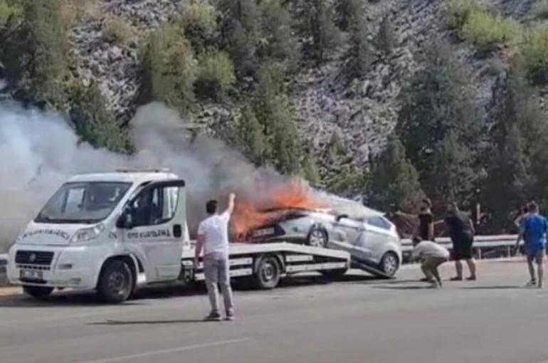 Çekici üzerindeki otomobil alev alev yandı 