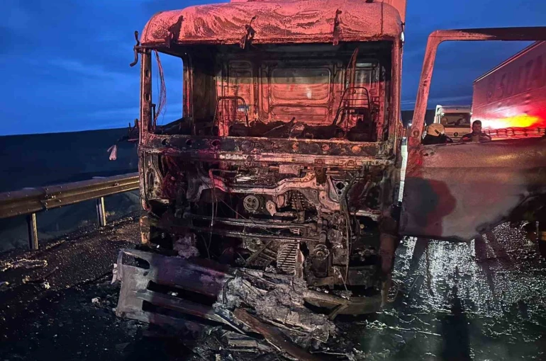 Çekici yanarak kullanılamaz hale geldi 