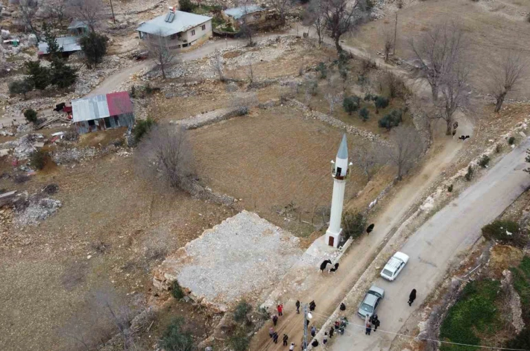 Cemaat, imam, minare var fakat cami yok 