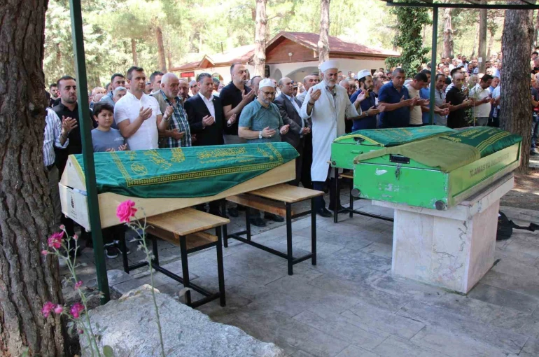 Cenaze dönüşü kazada hayatını kaybeden anne ve 2 oğlu son yolculuklarına uğurlandı