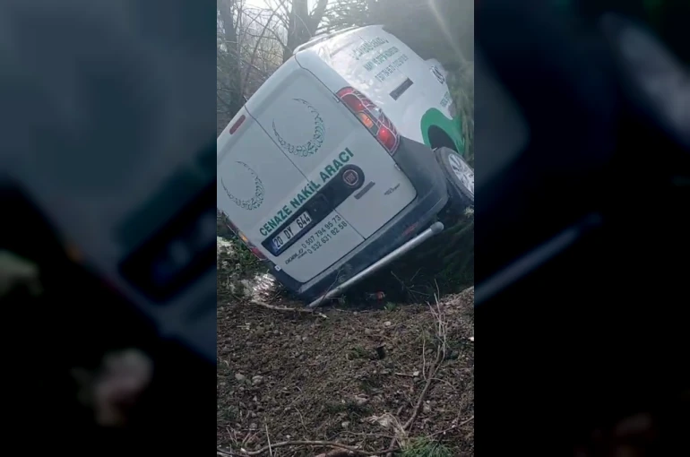 Cenaze nakil aracı kaza yaptı, araçtaki 2 kişi yaralandı 